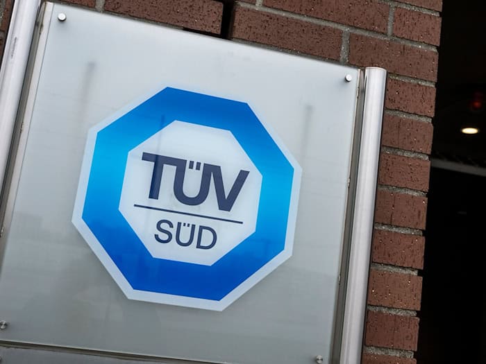 Der TÜV Süd will weiter wachsen - beim Umsatz und bei der Mitarbeiterzahl. (Archivbild) / Foto: Peter Kneffel/dpa