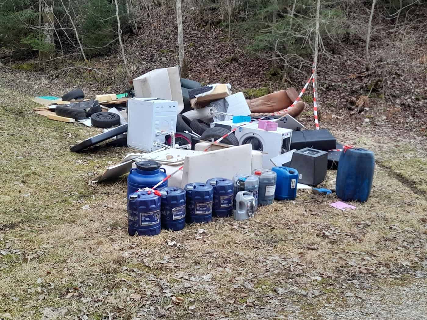 Der riesige Müllberg wurde in einem Wald abgeladen / Foto: -/Polizeipräsidium Ulm/dpa