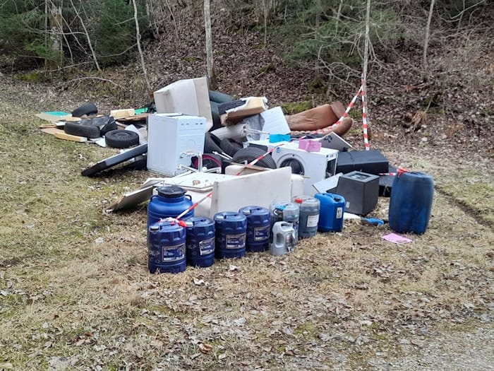 Der riesige Müllberg wurde in einem Wald abgeladen / Foto: -/Polizeipräsidium Ulm/dpa