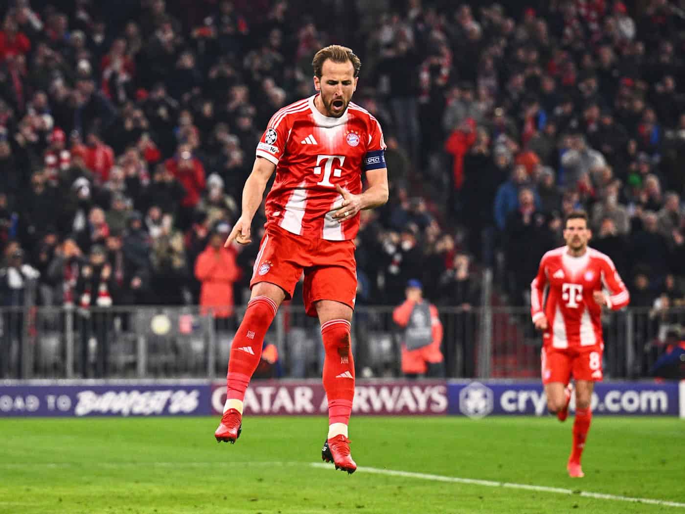 Harry Kane jubelt nach seinem im zweiten Versuch verwandelten Elfmeter. / Foto: Tom Weller/dpa