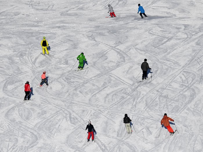 Bei ihren Schwüngen kommen sich Skifahrer gelegentlich in die Quere. (Archivbild) / Foto: Angelika Warmuth/dpa