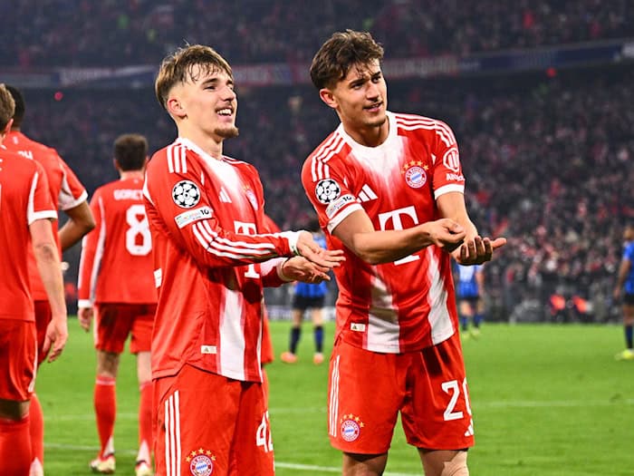 Lennart Karl (l) und Tom Bischof mit ihrem Uno-Jubel. / Foto: Tom Weller/dpa