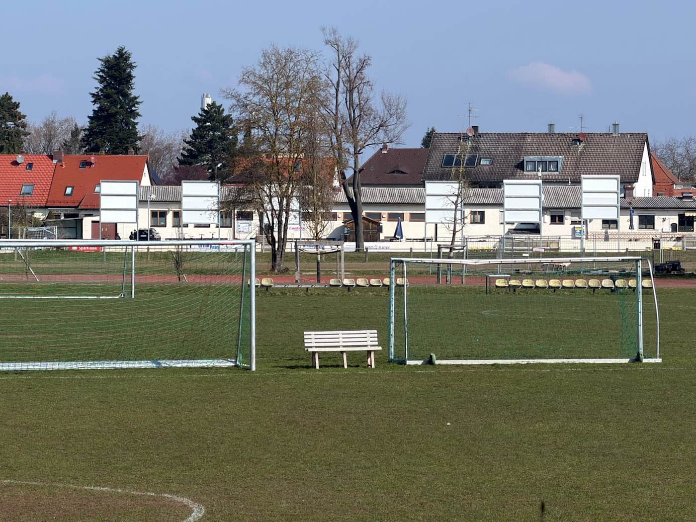 In Erlangen ist ein Fußballtor auf einen Jungen gestürzt. / Foto: Daniel Löb/dpa