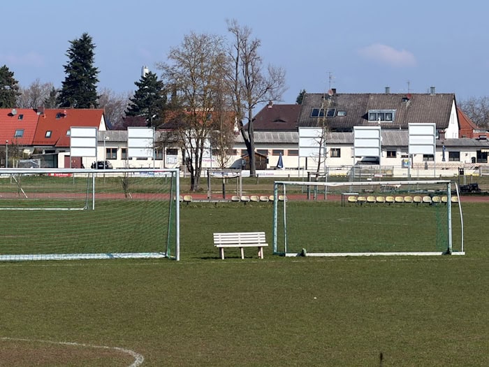 In Erlangen ist ein Fußballtor auf einen Jungen gestürzt. / Foto: Daniel Löb/dpa