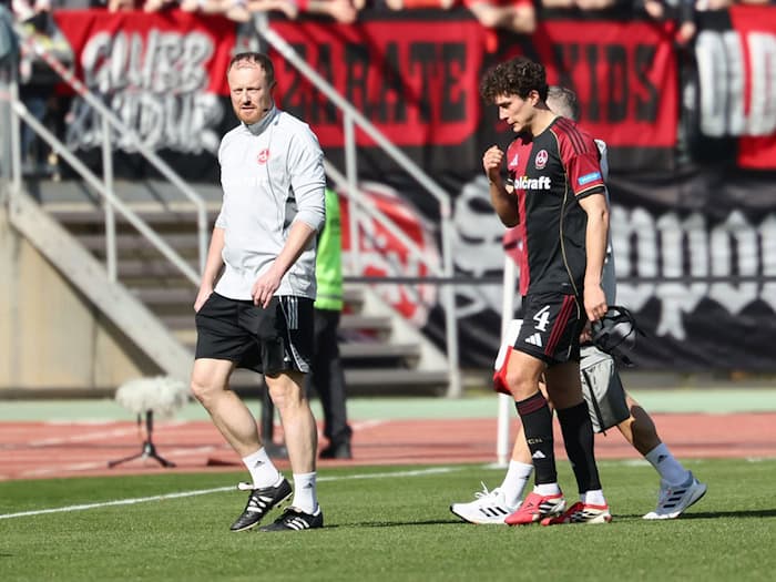 Nürnberg-Kapitän Fabio Gruber wurde im Spiel gegen Düsseldorf schon nach wenigen Minuten verletzt ausgewechselt. / Foto: Daniel Löb/dpa