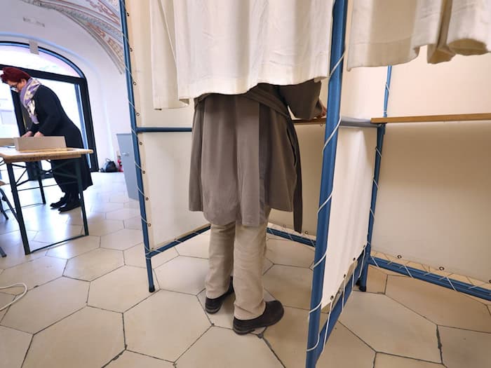 In Salzweg ist der Amtsinhaber im Rathaus seinen Job los. (Symbolbild) / Foto: Karl-Josef Hildenbrand/dpa