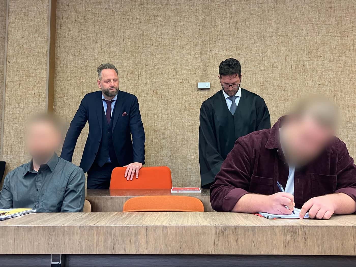 Die beiden Angeklagten schwiegen zunächst. (Archivbild) / Foto: Britta Schultejans/dpa