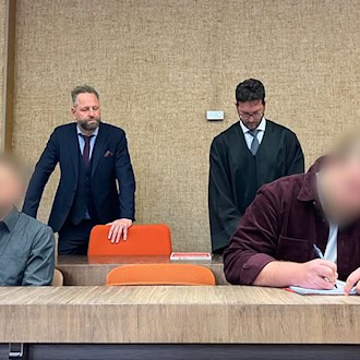 Die beiden Angeklagten schwiegen zunächst. (Archivbild) / Foto: Britta Schultejans/dpa