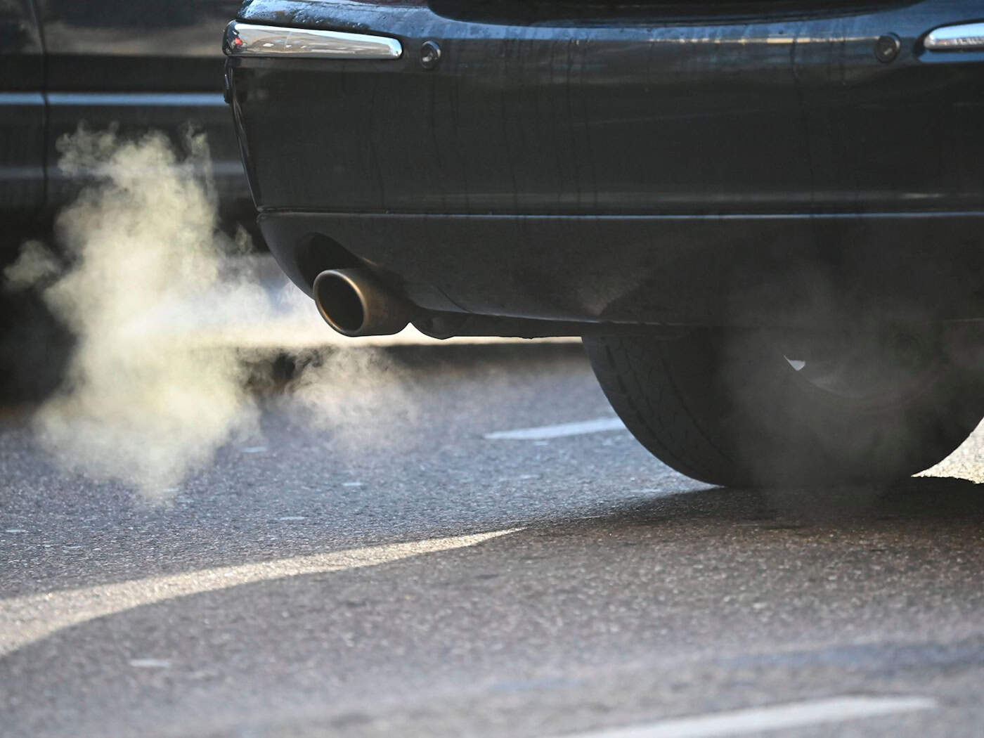 Die Deutsche Umwelthilfe will, dass BMW und Mercedes-Benz untersagt wird, in Zukunft Neuwagen mit klimaschädlichen Verbrennungsmotoren zu verkaufen. (Symbolbild) / Foto: Katharina Kausche/dpa