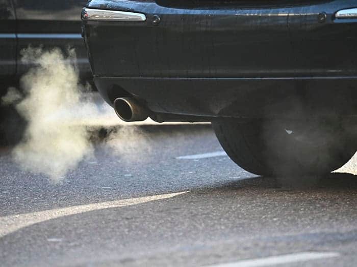 Die Deutsche Umwelthilfe will, dass BMW und Mercedes-Benz untersagt wird, in Zukunft Neuwagen mit klimaschädlichen Verbrennungsmotoren zu verkaufen. (Symbolbild) / Foto: Katharina Kausche/dpa