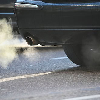 Die Deutsche Umwelthilfe will, dass BMW und Mercedes-Benz untersagt wird, in Zukunft Neuwagen mit klimaschädlichen Verbrennungsmotoren zu verkaufen. (Symbolbild) / Foto: Katharina Kausche/dpa