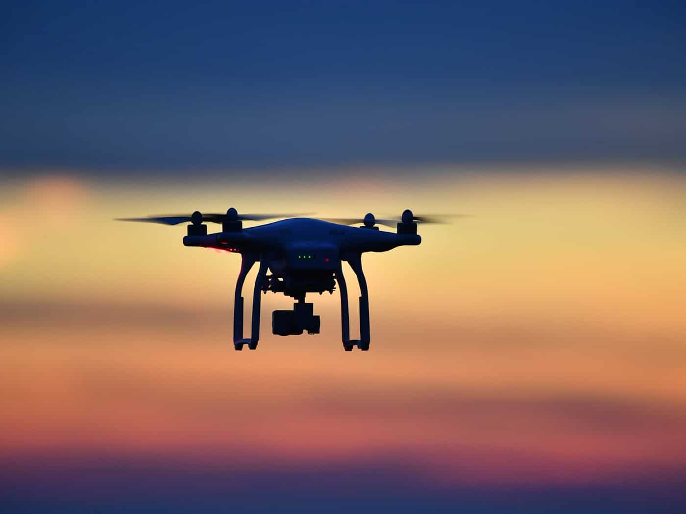 Mit Hilfe der Drohne fanden die Einsatzkräfte die gestürzte Seniorin. (Symbolbild) / Foto: Felix Kästle/dpa