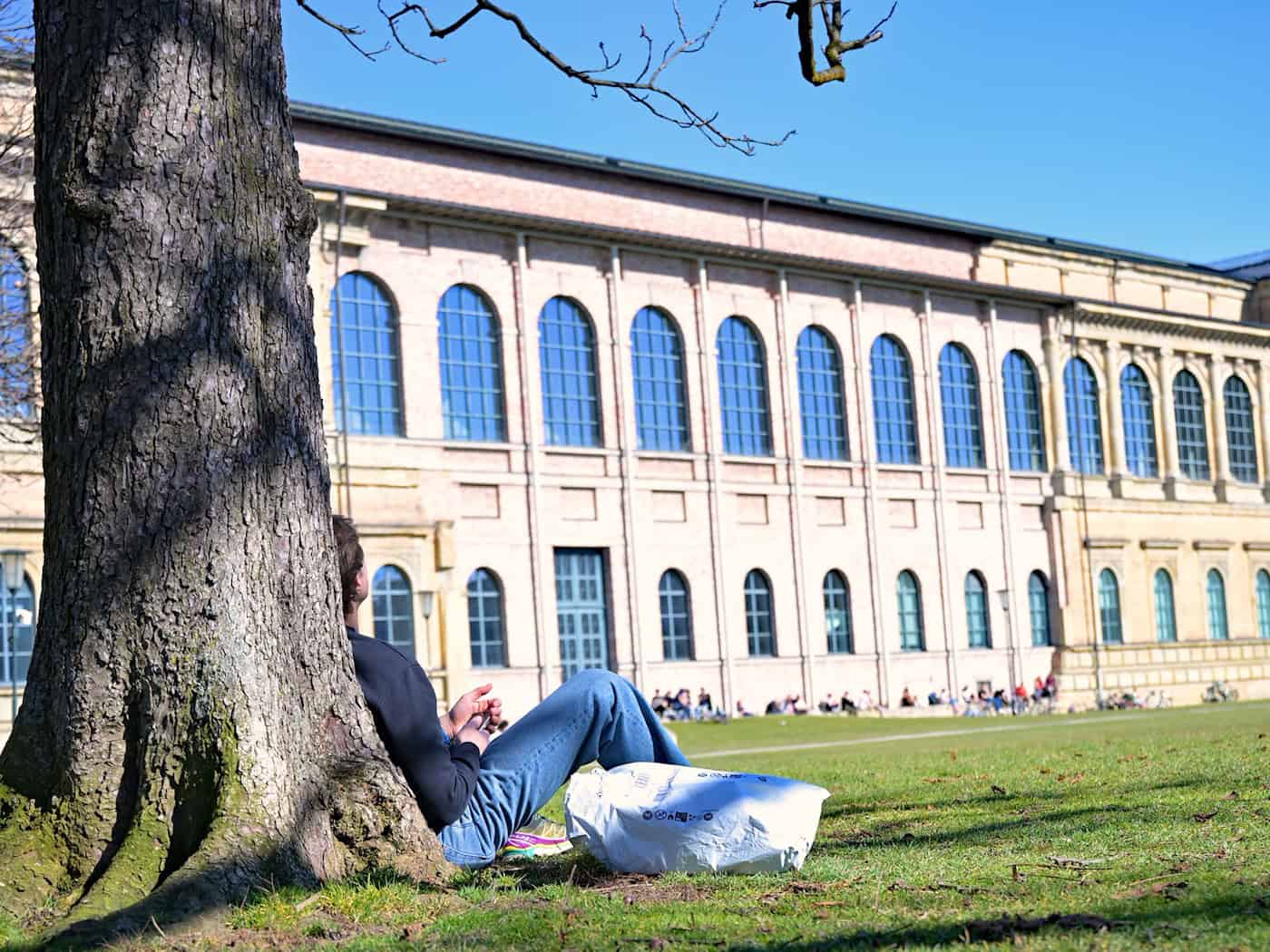 Sonne und milde Temperaturen locken in den nächsten Tagen nach draußen. (Archivbild)  / Foto: Malin Wunderlich/dpa