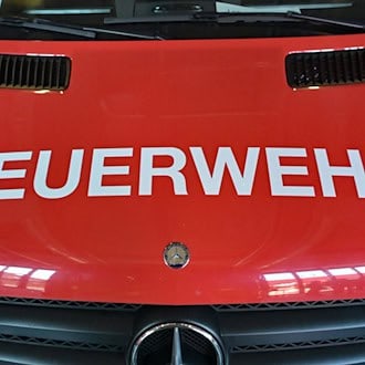 Beim Löschen stürzte ein Feuerwehrmann und wurde am Rücken verletzt. (Symbolbild) / Foto: Malin Wunderlich/dpa