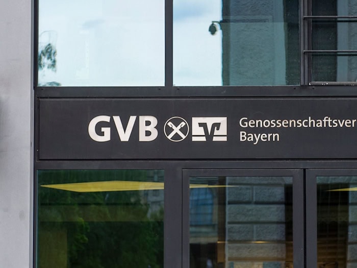 Den bayerischen Genossenschaftsbanken können bislang weder weltweite Krisen noch die Schieflage der Baywa etwas anhaben. (Archiv) / Foto: Marc Müller/dpa