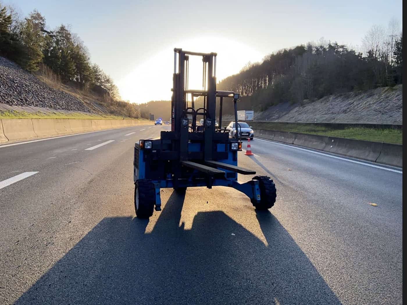 Der Gabelstapler stand mitten auf der Autobahn 9 in Oberfranken.  / Foto: -/VPI Bayreuth/dpa