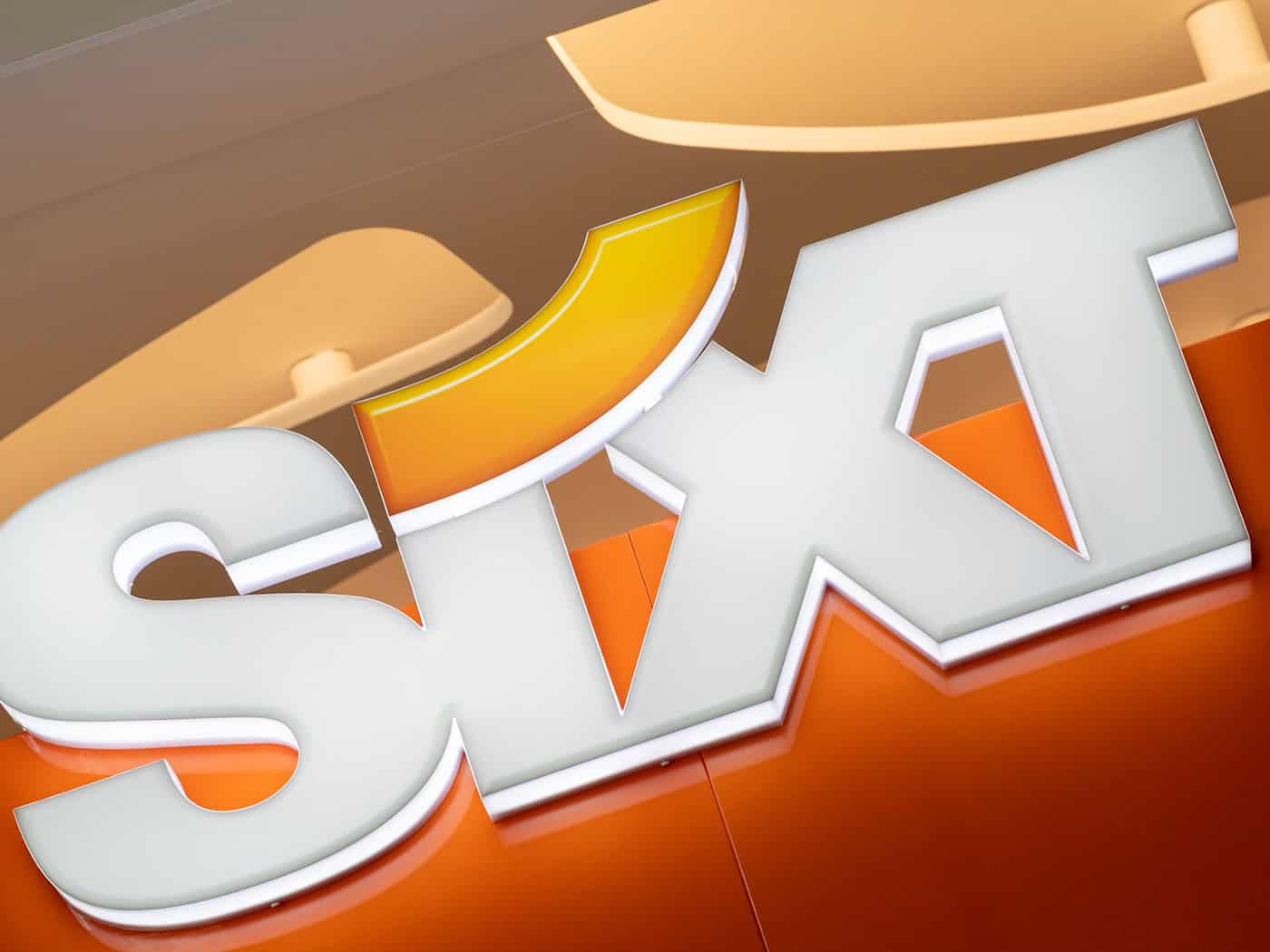 Der Autovermieter Sixt ist auf Wachstumskurs. (Archivbild) / Foto: Peter Kneffel/dpa