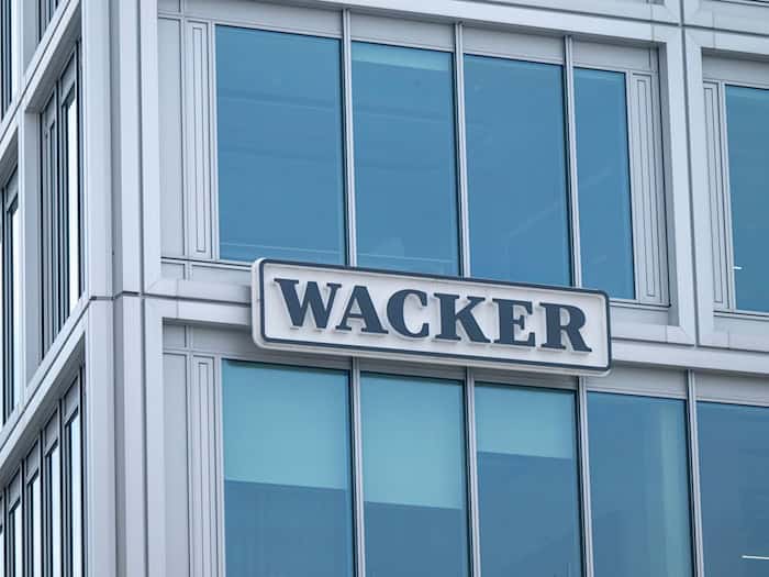 Das Wacker-Hauptgebäude in München. Der Chemiekonzern ist in der schwierigsten Lage seit Jahrzehnten. (Archivbild) / Foto: Peter Kneffel/dpa