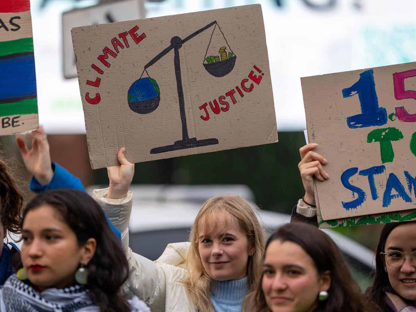 Umweltschützer fordern Klimaziele auch vor Gericht ein. (Symbolbild) / Foto: Peter Dejong/AP/dpa