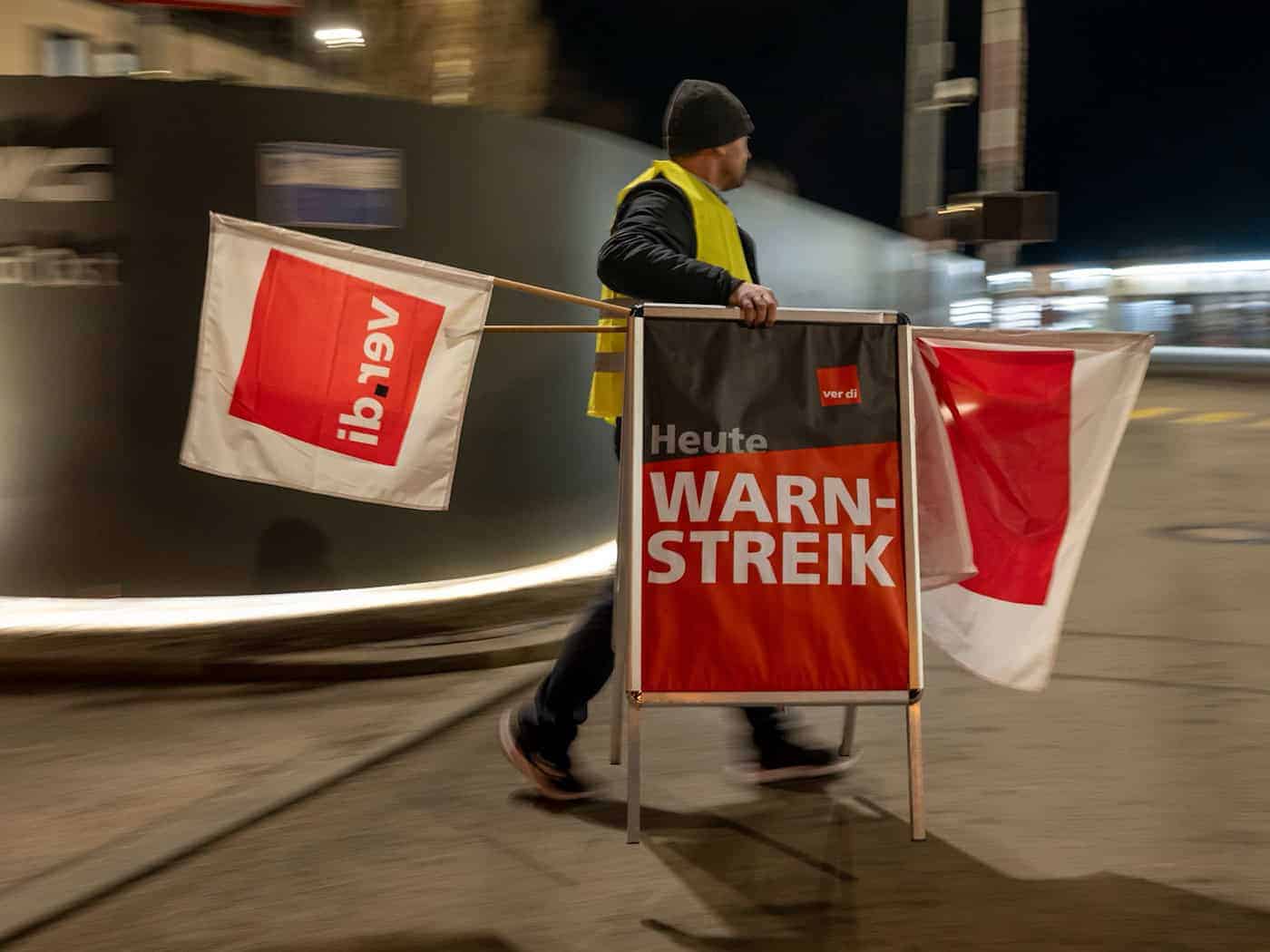 Die Warnstreiks in bayerischen Städten - darunter auch München - sollen weitergehen. (Archivbild) / Foto: Peter Kneffel/dpa