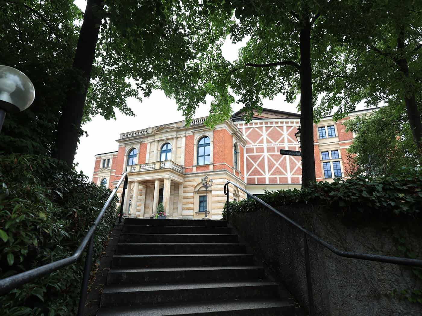 Das weltberühmte Festspielhaus in Bayreuth wird in diesem Jahr nachgebaut für ein Kinder- und Jugendprogramm. (Archivbild) / Foto: Karl-Josef Hildenbrand/dpa