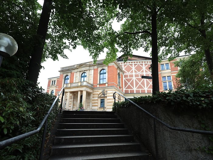 Das weltberühmte Festspielhaus in Bayreuth wird in diesem Jahr nachgebaut für ein Kinder- und Jugendprogramm. (Archivbild) / Foto: Karl-Josef Hildenbrand/dpa