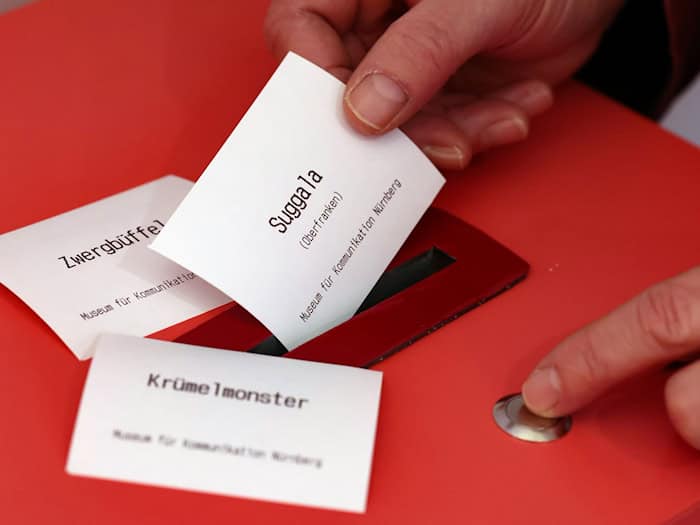 Eine Ausstellung über Schimpfwörter war im Nürnberger Museum für Kommunikation zu sehen. Und ist ab Herbst auch in Hof zu Gast - vorher sucht das Museum regionale Flüche. (Archivbild) / Foto: Daniel Löb/dpa