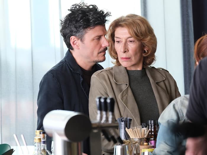 Anlässlich eines neuen Films im Ersten spricht die Schauspielerin Adele Neuhauser offen über Scham und Grenzen beim Dreh von intimen Szenen. (Handout) / Foto: Jacqueline Krause-Burberg/BR/Bavaria Fiction GmbH/dpa