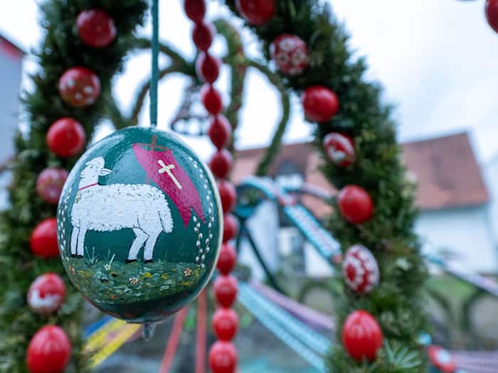 Die Eier an den Osterbrunnen sind oft kunstvoll verziert. (Archivbild) / Foto: Pia Bayer/dpa