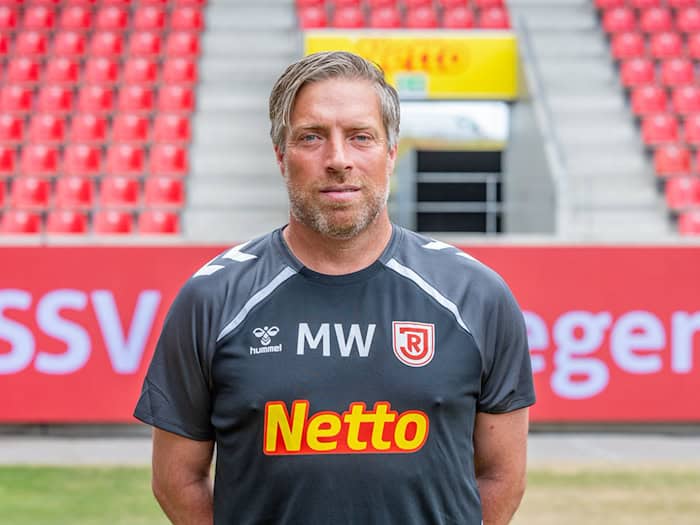 Verlässt Jahn Regensburg auf eigenen Wunsch mitten in der Saison: Cheftrainer Michael Wimmer. (Archivbild) / Foto: Armin Weigel/dpa