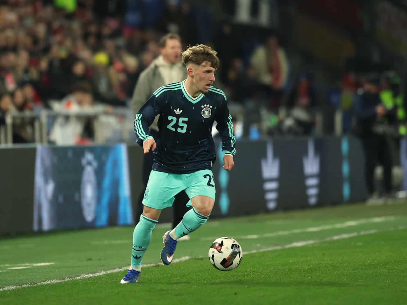 Dynamisch am Ball: Debütant Lennart Karl. / Foto: Christian Charisius/dpa