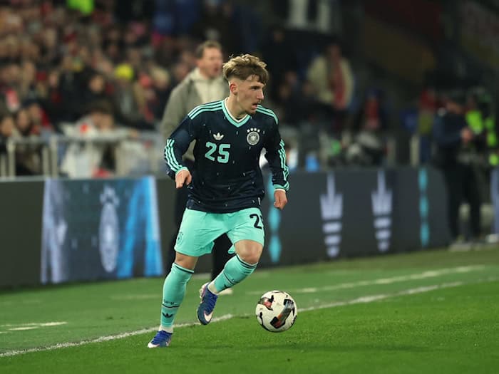 Dynamisch am Ball: Debütant Lennart Karl. / Foto: Christian Charisius/dpa