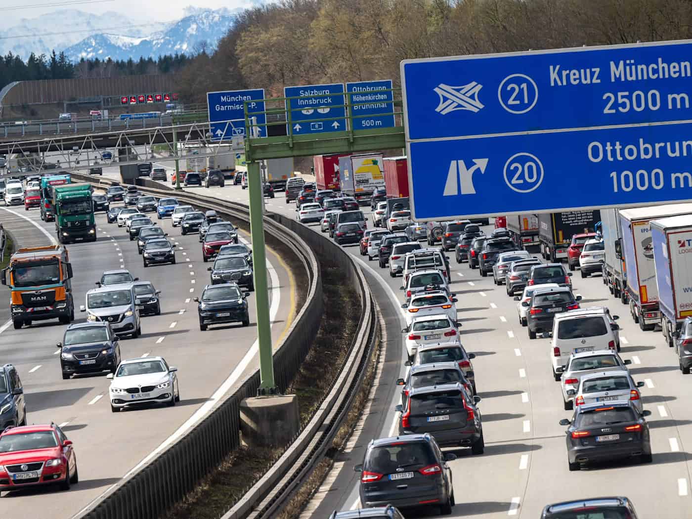Zu Ferienbeginn und während der Osterfeiertage kann es bayernweit zu Staus kommen. (Archivbild) / Foto: Peter Kneffel/dpa
