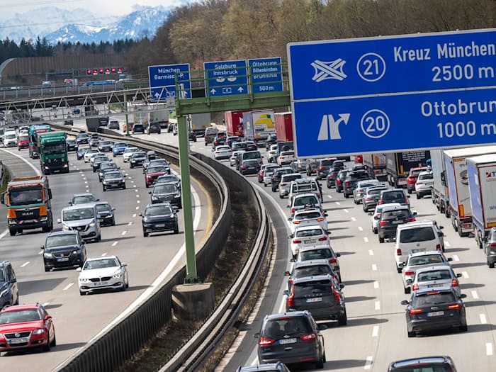 Zu Ferienbeginn und während der Osterfeiertage kann es bayernweit zu Staus kommen. (Archivbild) / Foto: Peter Kneffel/dpa