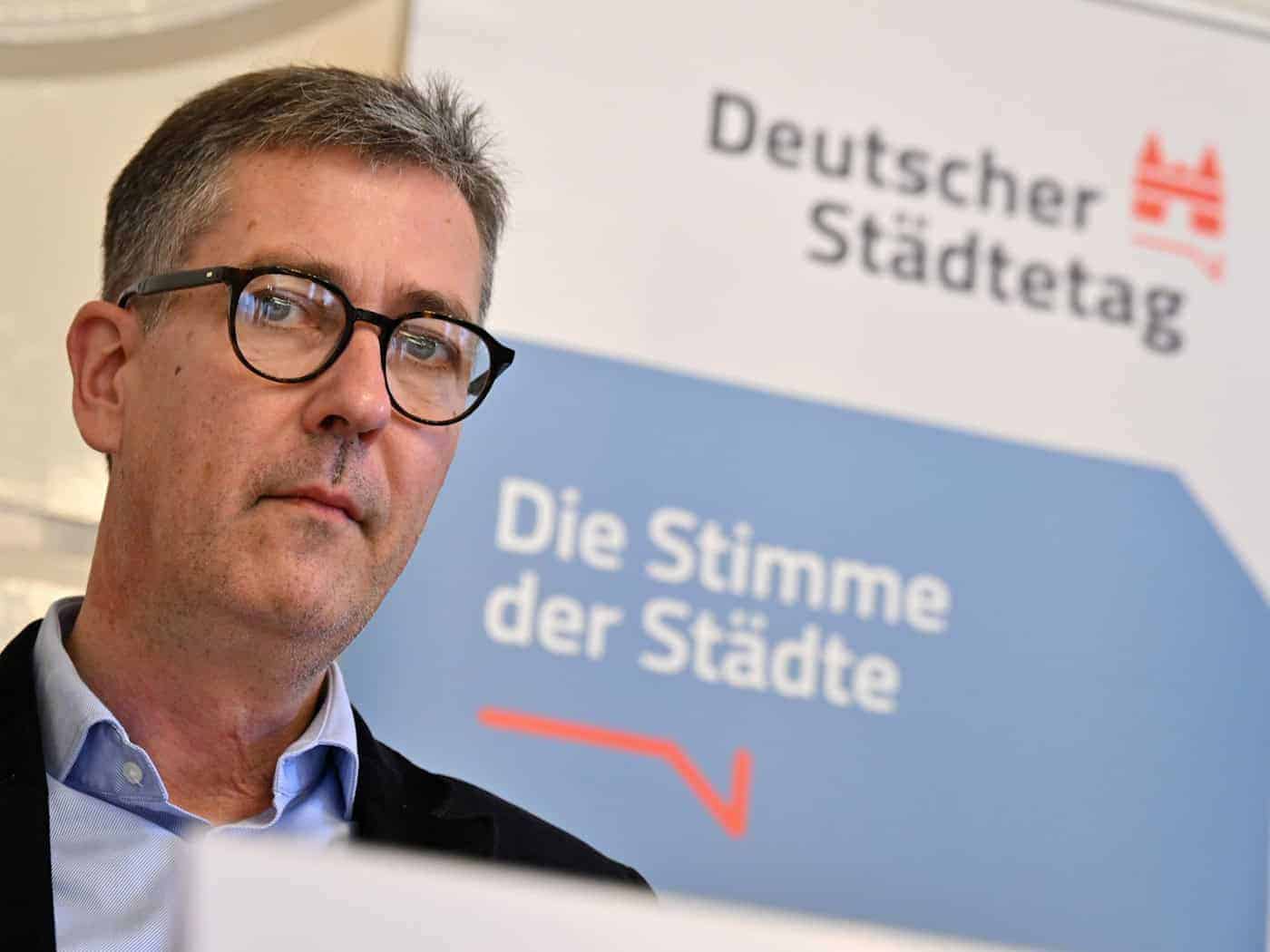 Christian Schuchardt kann sich weiter in Würzburg engagieren. (Archivbild) / Foto: Martin Schutt/dpa