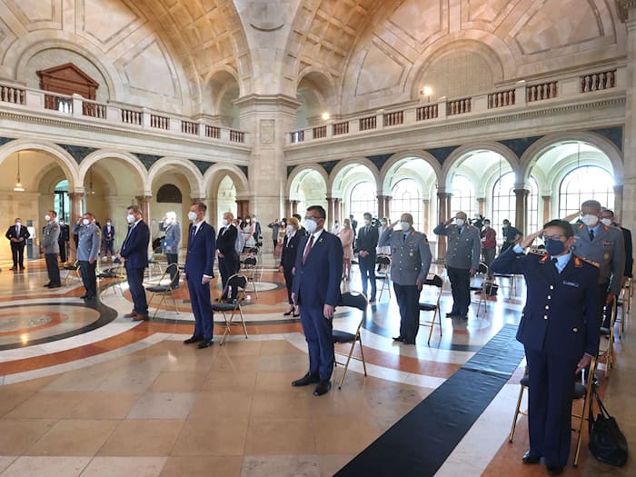 Bei der Einführung des Ehrenzeichens des bayerischen Ministerpräsidenten für Auslandseinsätze 2021 herrschte wegen der Corona-Krise in Bayern noch Maskenpflicht. Nachdem sich die außenpolitische Lage seither massiv verändert hat, wird auch das Ehrenzeichen nun weiterentwickelt. / Foto: Karl-Josef Hildenbrand/dpa