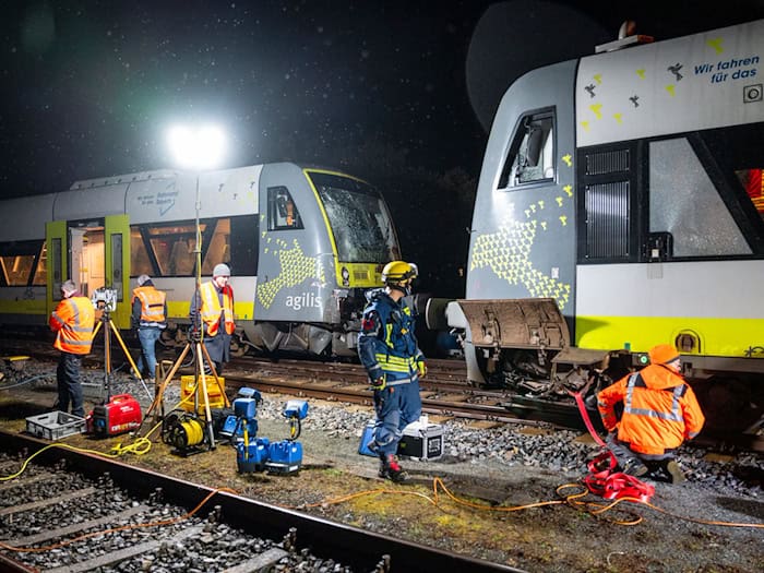 Die Ermittlungen zur Ursache des Zugunfalls begannen noch am Abend. / Foto: Daniel Vogl/dpa