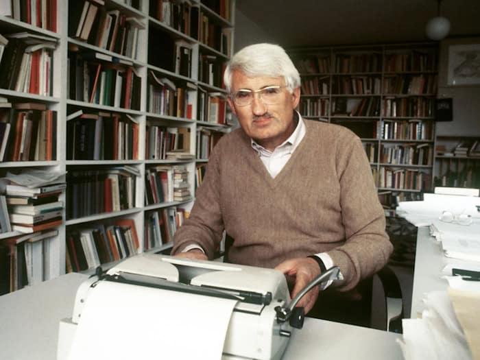 Jürgen Habermas 1981 in seinem Haus in Starnberg. (Archivbild) / Foto: Roland Witschel/dpa