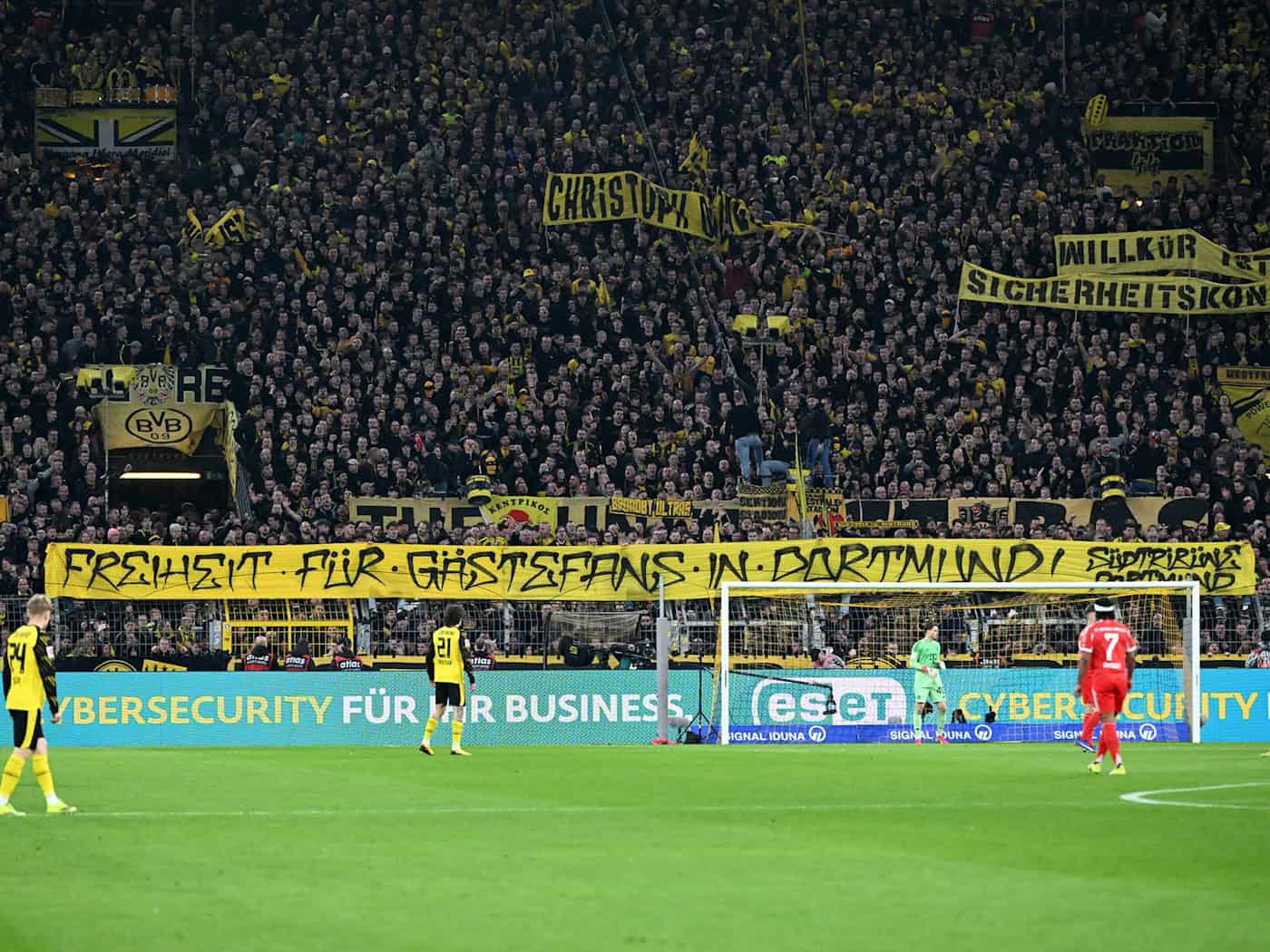 Die Dortmunder Fans solidarisierten sich mit den Bayern-Anhängern. Die Polizei gibt ein Update zu den Ermittlungen. / Foto: Federico Gambarini/dpa