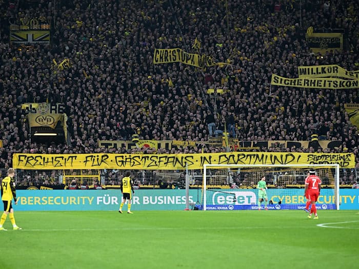 Die Dortmunder Fans solidarisierten sich mit den Bayern-Anhängern. Die Polizei gibt ein Update zu den Ermittlungen. / Foto: Federico Gambarini/dpa