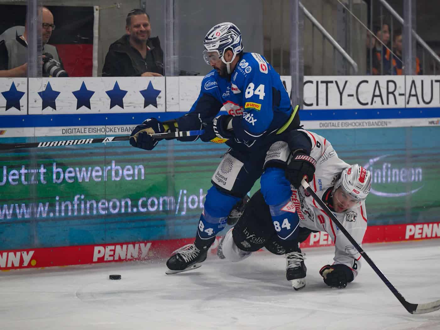 Trevor Parkes (l) wechselt von den Dresdner Eislöwen zu den Augsburger Panthern. (Archivbild)  / Foto: Robert Michael/dpa
