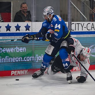 Trevor Parkes (l) wechselt von den Dresdner Eislöwen zu den Augsburger Panthern. (Archivbild)  / Foto: Robert Michael/dpa