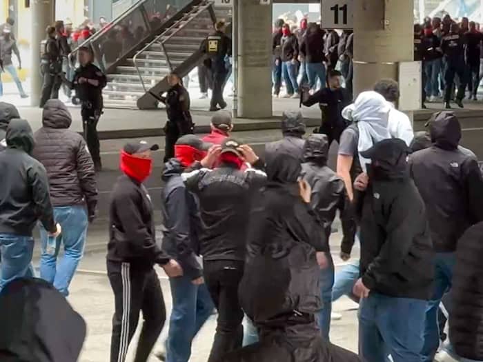 Vor dem Spiel des FC Bayern gegen den VfB Stuttgart kam es zu einer Schlägerei zwischen rivalisierenden Fans. / Foto: -/EinsatzReport24/dpa