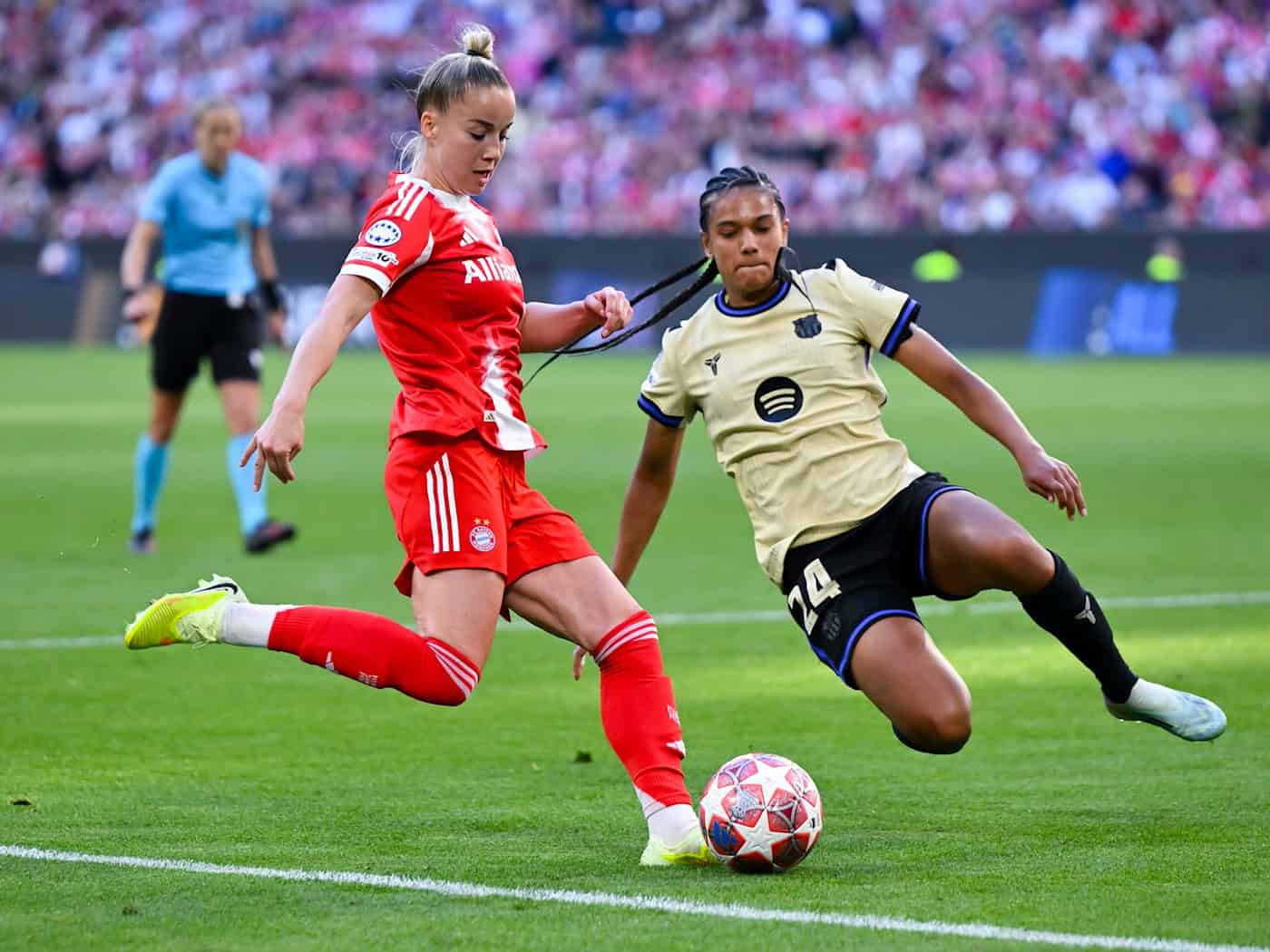 War vor dem 0:1 unaufmerksam: Münchens Giulia Gwinn (l). / Foto: Sven Hoppe/dpa