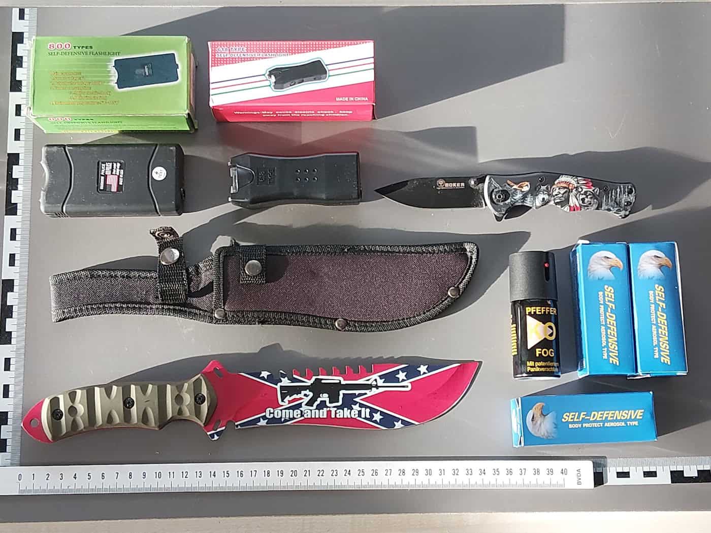 Die Bundespolizei stellte die Waffen sicher. Gegen den Jugendlichen ermittelt sie wegen Verstößen gegen das Waffengesetz.  / Foto: Bundespolizei/dpa