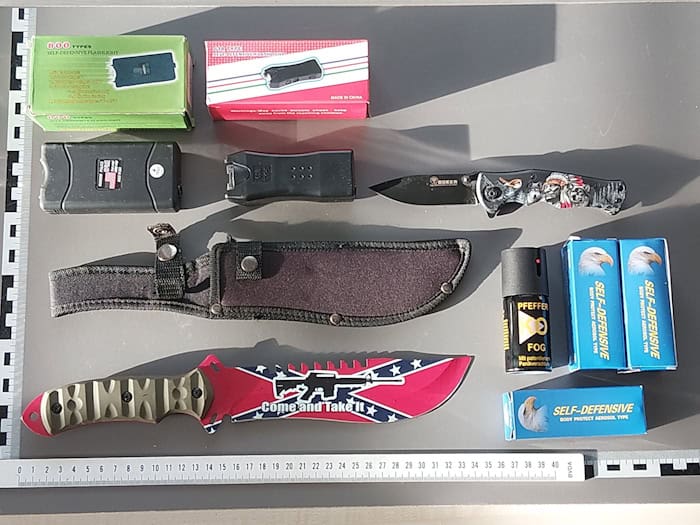 Die Bundespolizei stellte die Waffen sicher. Gegen den Jugendlichen ermittelt sie wegen Verstößen gegen das Waffengesetz.  / Foto: Bundespolizei/dpa