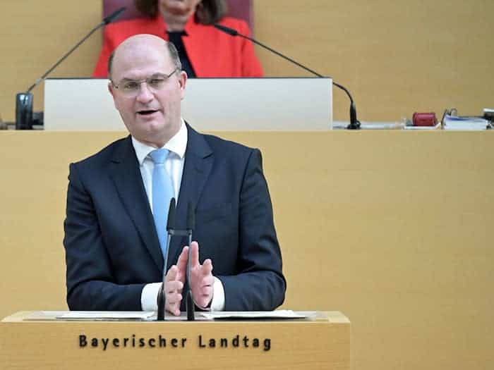 Finanzminister Füracker verteidigt den nächsten Haushalt im Landtag. (Archivbild) / Foto: Malin Wunderlich/dpa