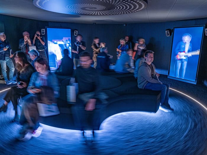 In einem speziellen Raum bekommen die Besucher der Landesausstellung aus verschiedenen Richtungen etwas auf die Ohren. / Foto: Armin Weigel/dpa