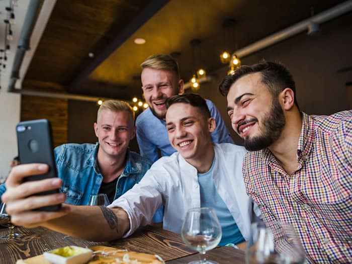 Ob in gemütlichen Bars oder auf Partys – mit Freunden wird jeder Abend in Zürich zum Erlebnis. / Foto: freepik.com