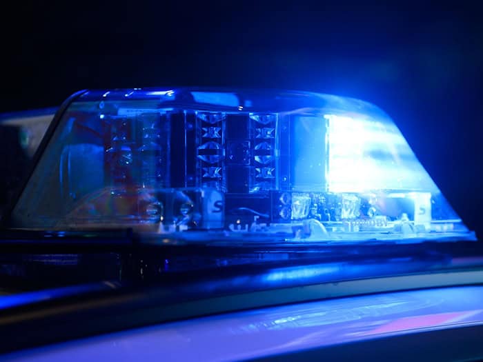 Bei einem Unfall in Oberschleißheim kam ein 22-Jähriger ums Leben. (Symbolbild) / Foto: Julian Stratenschulte/dpa